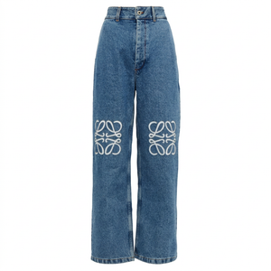 LWE Jeans auf weißem Hintergrund