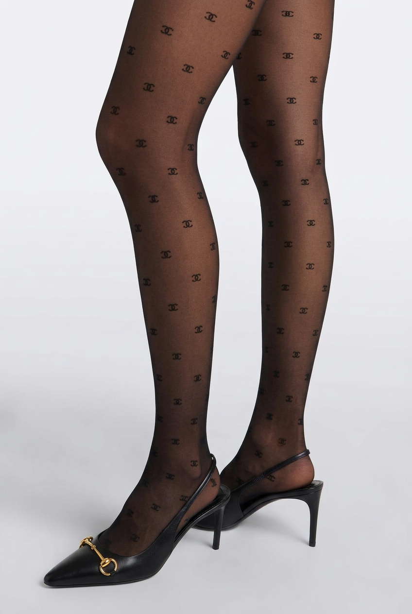 Model mit schwarzer Strumpfhose und kleinem CC-Muster