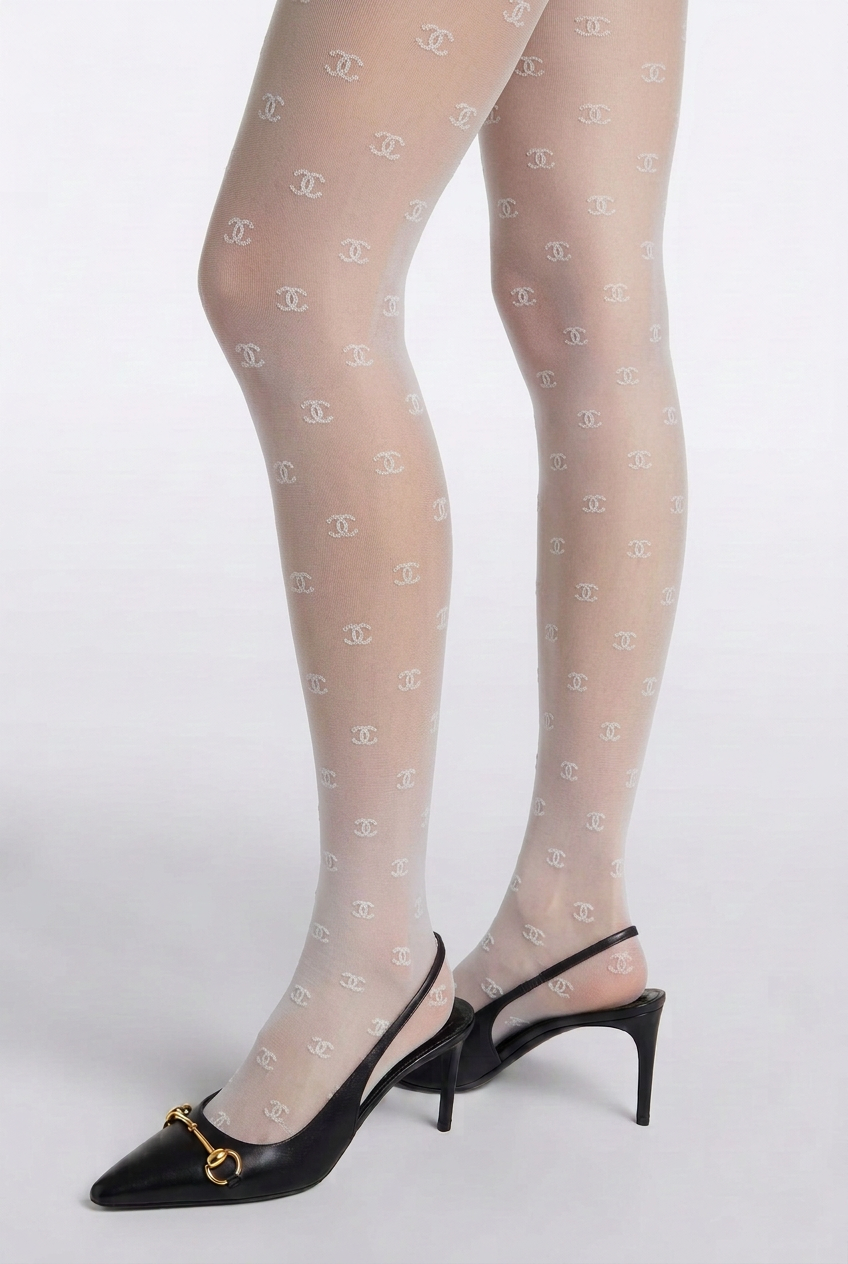 Model mit weißer Strumpfhose und weißem CC-Muster