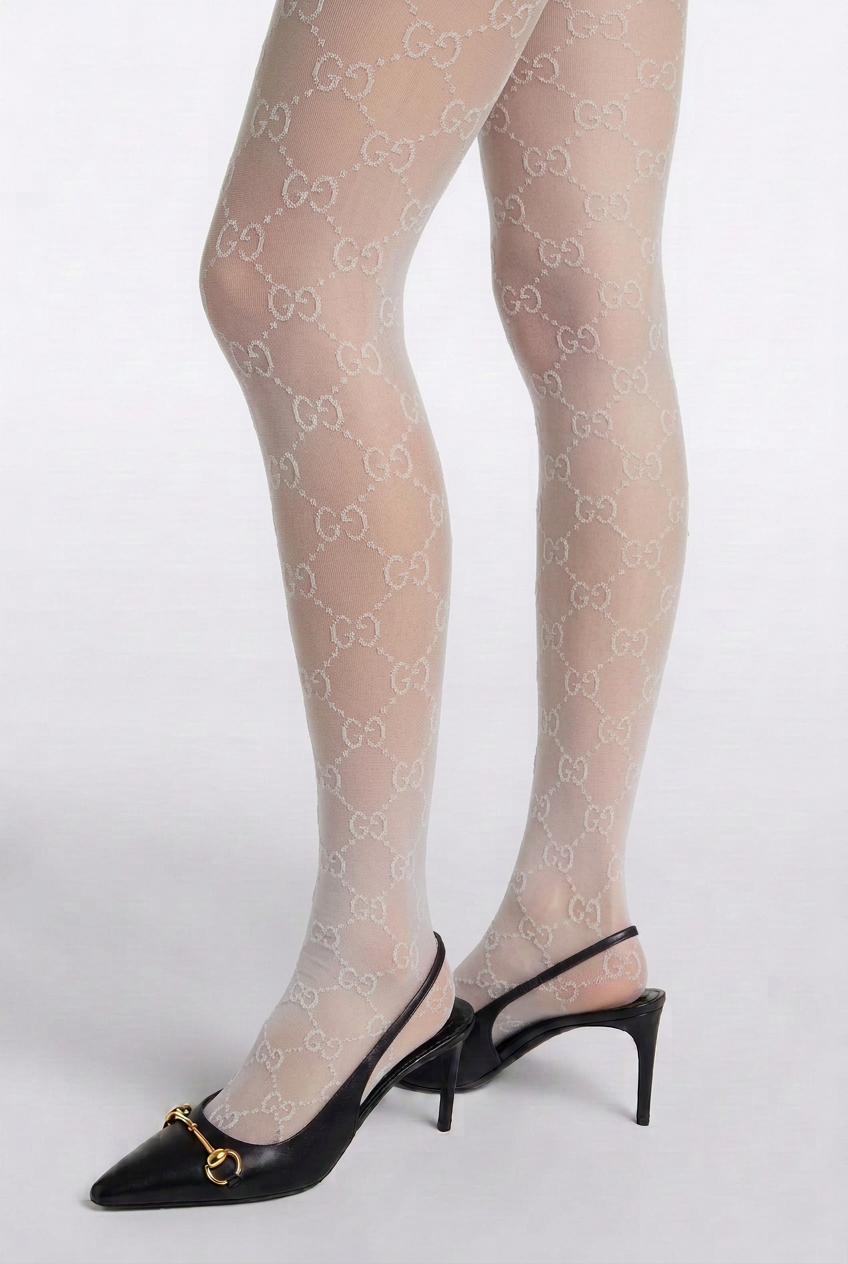 Model mit weißer Strumpfhose und weißem GG-Muster
